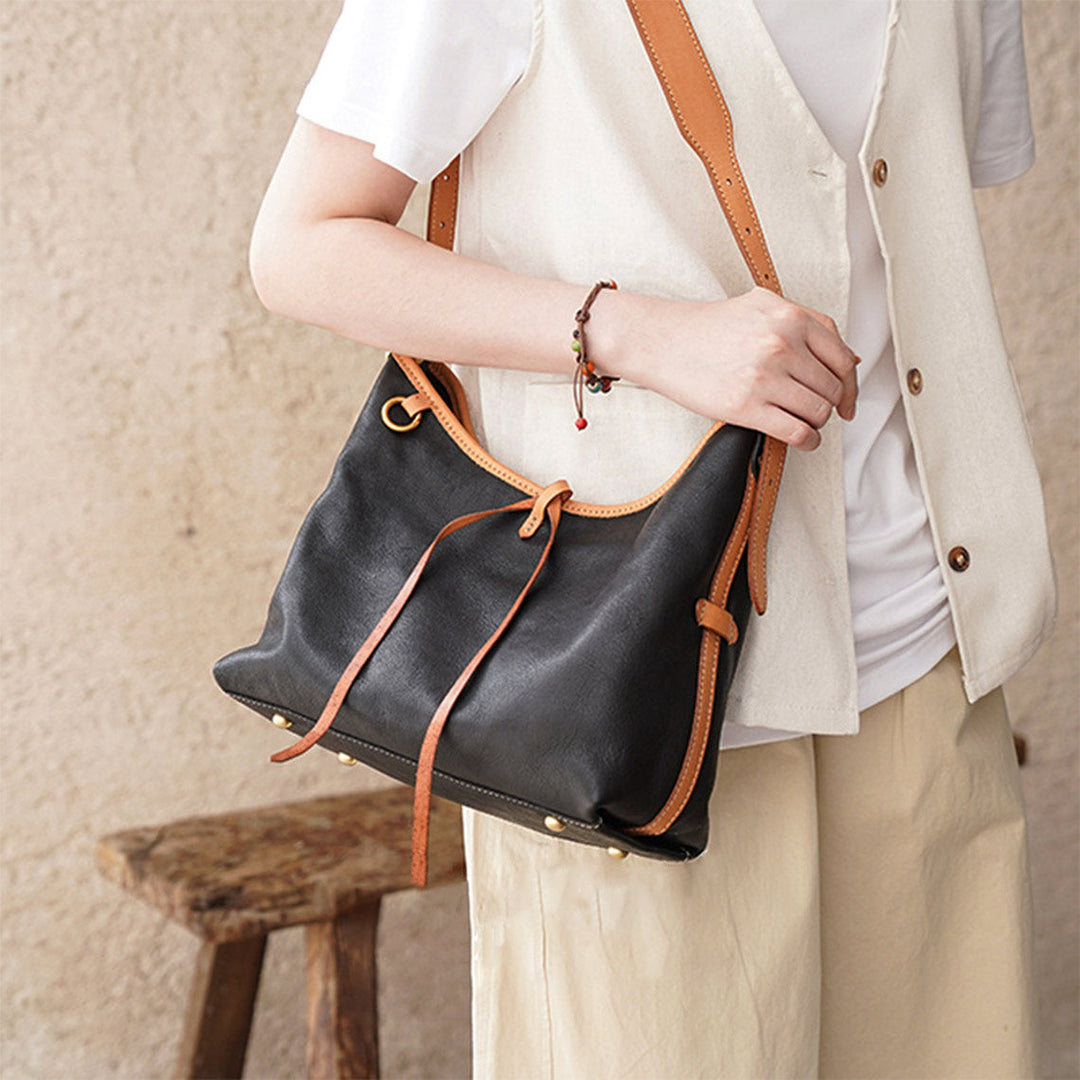 Carry-Schultertasche aus pflanzlich gegerbtem Leder mit verstellbarem Riemen