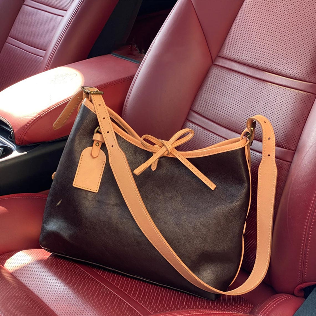 Carry-Schultertasche aus pflanzlich gegerbtem Leder mit verstellbarem Riemen