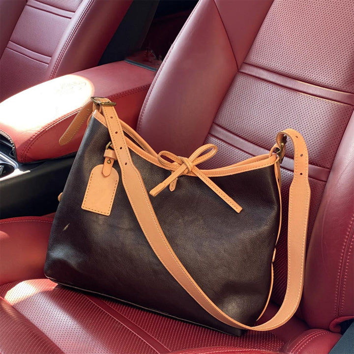 Carry-Schultertasche aus pflanzlich gegerbtem Leder mit verstellbarem Riemen