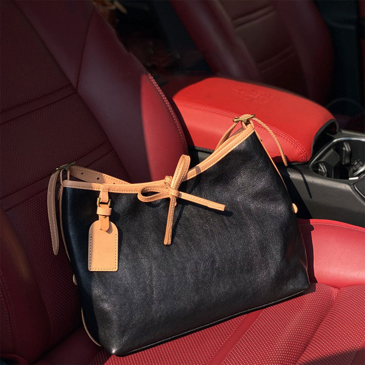 Carry-Schultertasche aus pflanzlich gegerbtem Leder mit verstellbarem Riemen