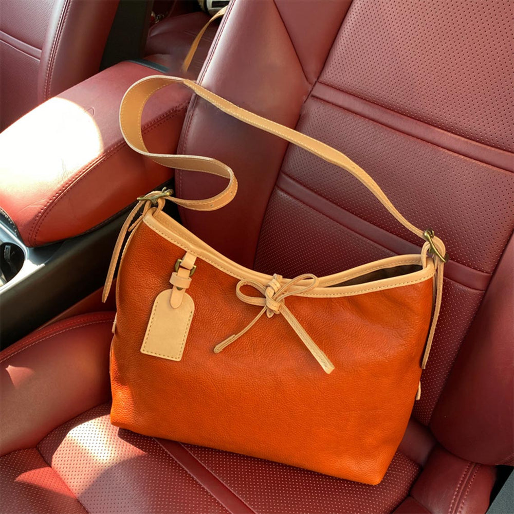 Carry-Schultertasche aus pflanzlich gegerbtem Leder mit verstellbarem Riemen