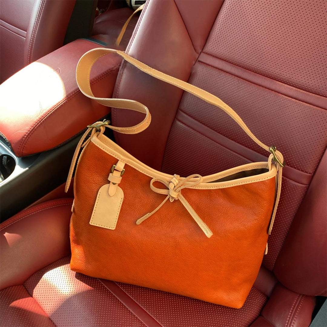 Carry-Schultertasche aus pflanzlich gegerbtem Leder mit verstellbarem Riemen
