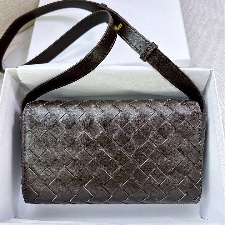 Geflochtene Intrecciato-Schultertasche aus Lammleder mit goldfarbenen Beschlägen
