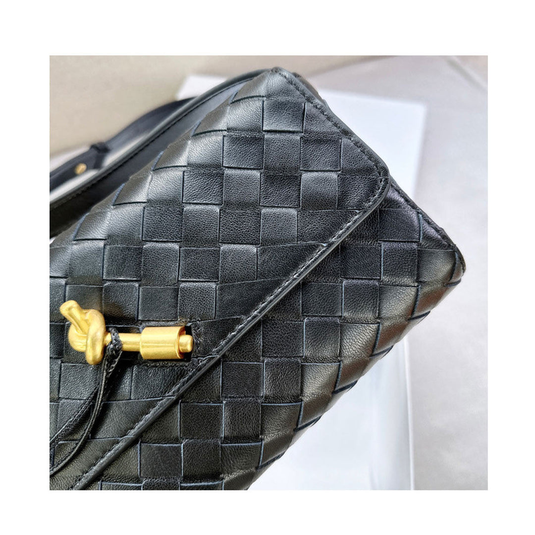 Geflochtene Intrecciato-Schultertasche aus Lammleder mit goldfarbenen Beschlägen