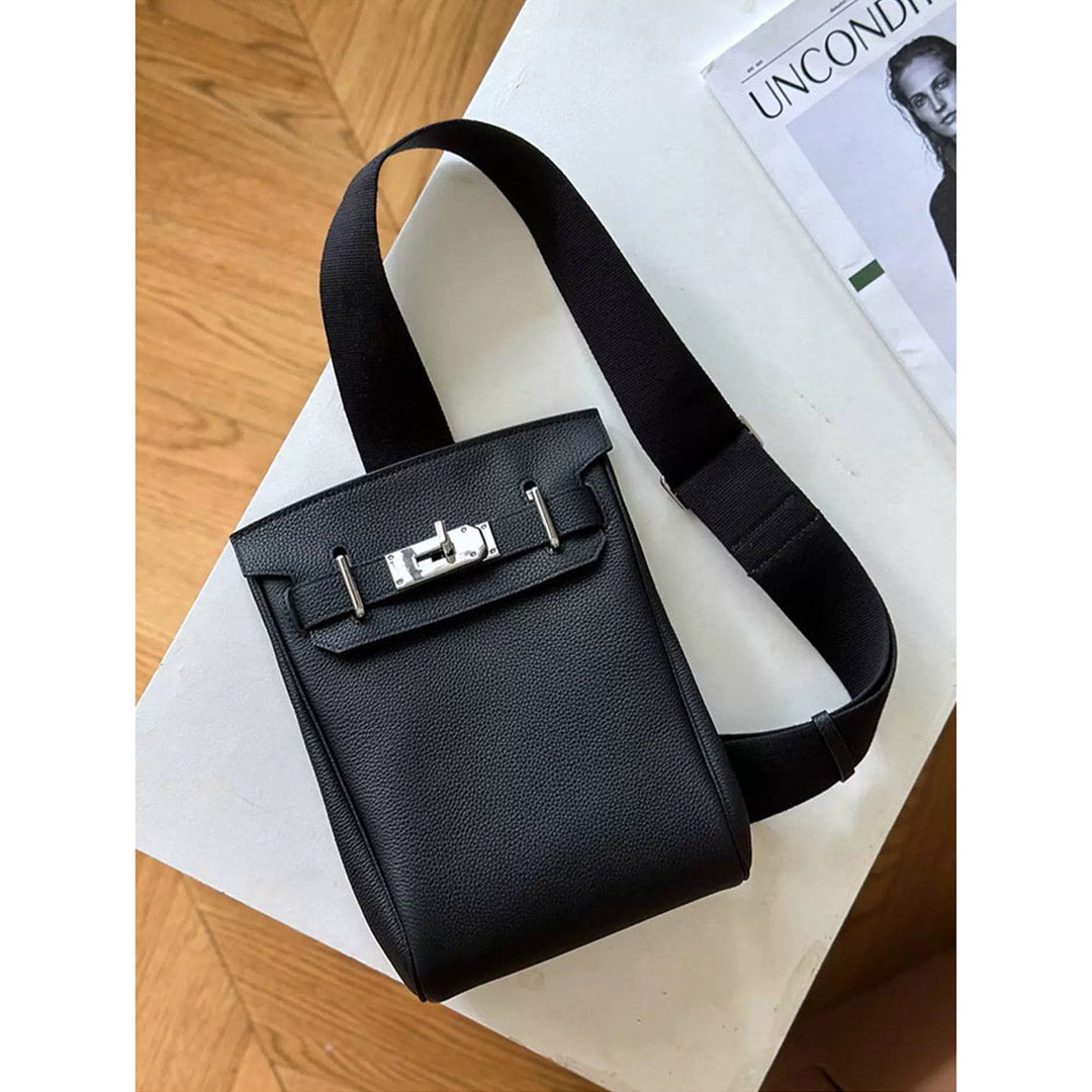 New Kelli Gürteltasche aus Narbenleder mit silbernem Drehverschluss