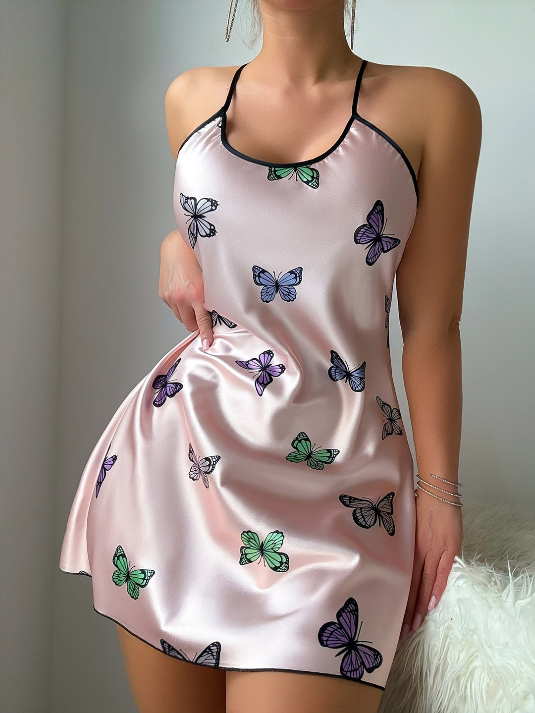 Satin-Chemise in Zartrosa mit Schmetterlings-Print und gekreuzten Trägern am Rücken