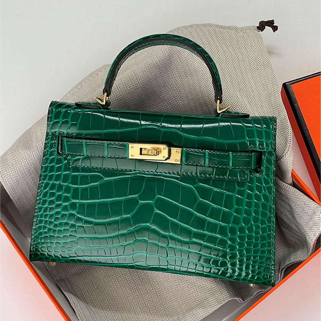 Mini Kylie-Handtasche aus Leder mit Kroko-Prägung und goldfarbenen Beschlägen