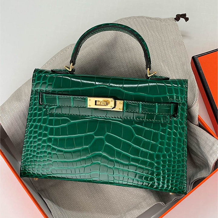 Mini Kylie-Handtasche aus Leder mit Kroko-Prägung und goldfarbenen Beschlägen