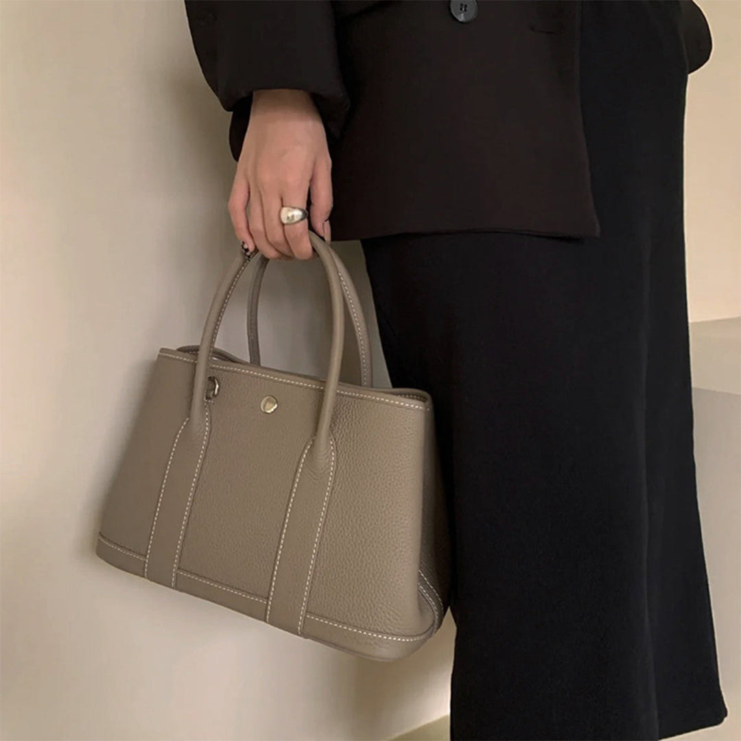 Garden-Handtasche aus Narbenleder mit gerollten Henkeln und Druckknopf