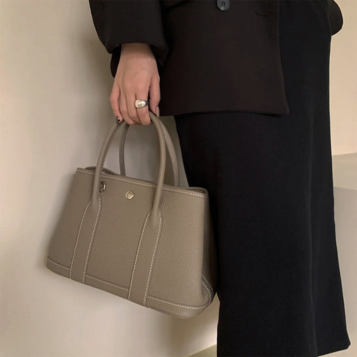 Garden-Handtasche aus Narbenleder mit gerollten Henkeln und Druckknopf