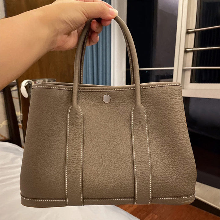 Garden-Handtasche aus Narbenleder mit gerollten Henkeln und Druckknopf