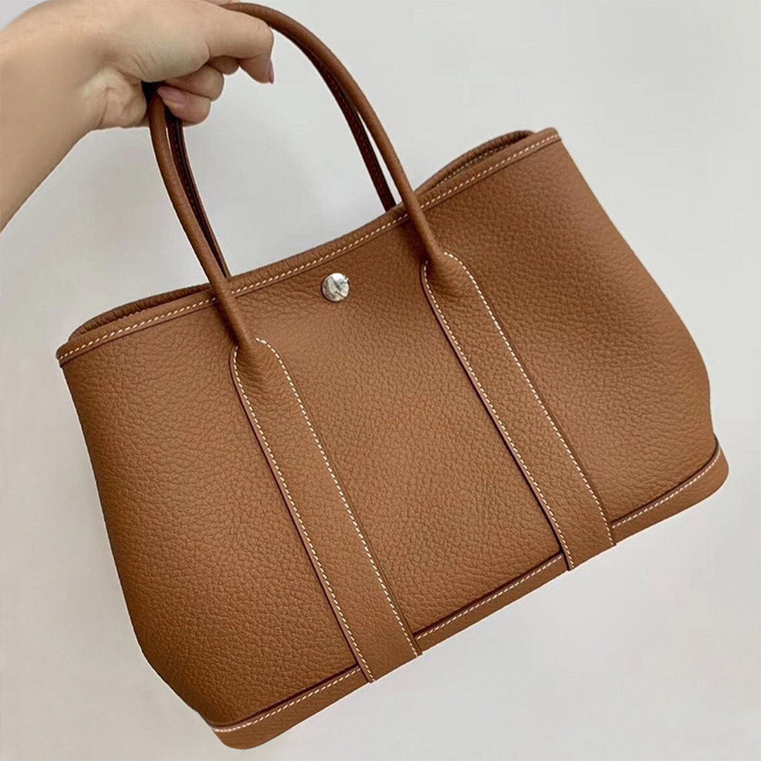 Garden-Handtasche aus Narbenleder mit gerollten Henkeln und Druckknopf