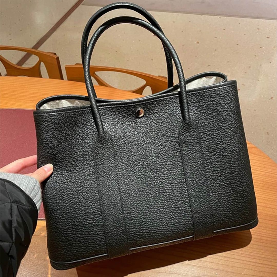Garden-Handtasche aus Narbenleder mit gerollten Henkeln und Druckknopf