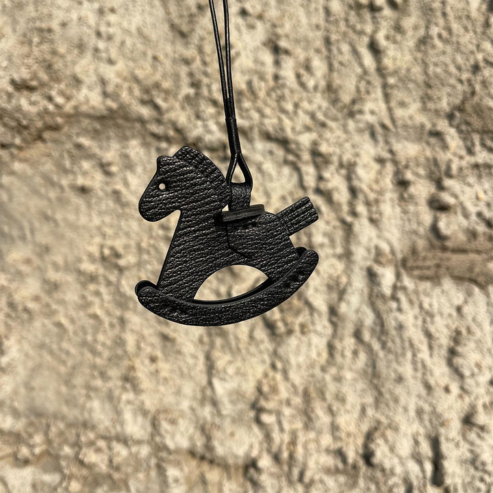 Handgefertigter Schaukelpferd-Taschenanhänger aus Leder