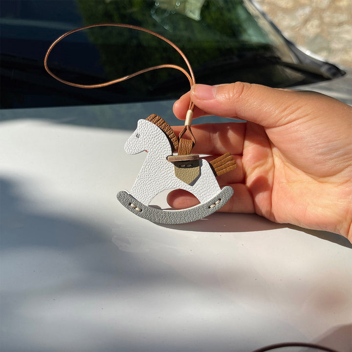 Handgefertigter Schaukelpferd-Taschenanhänger aus Leder