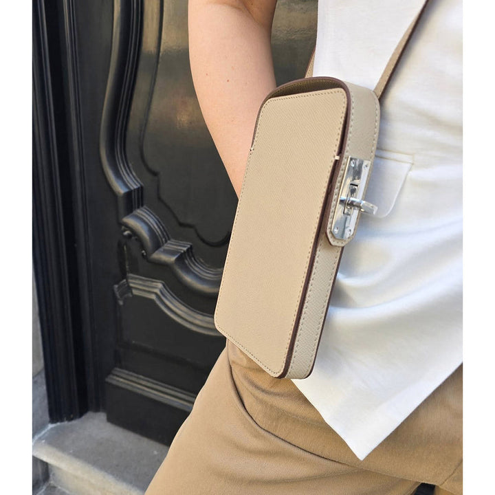 Handytasche aus Leder mit Drehverschluss und Schulterriemen