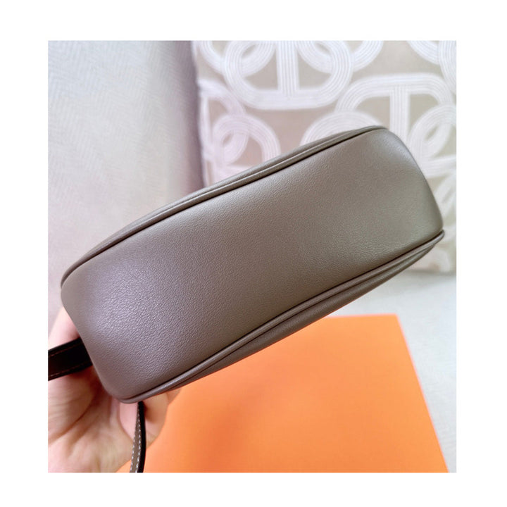 New Kelli Satteltasche aus Narbenleder mit Mini-Pouch am Riemen