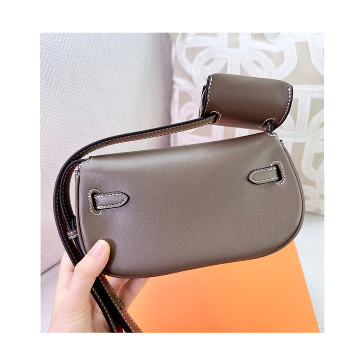 New Kelli Satteltasche aus Narbenleder mit Mini-Pouch am Riemen