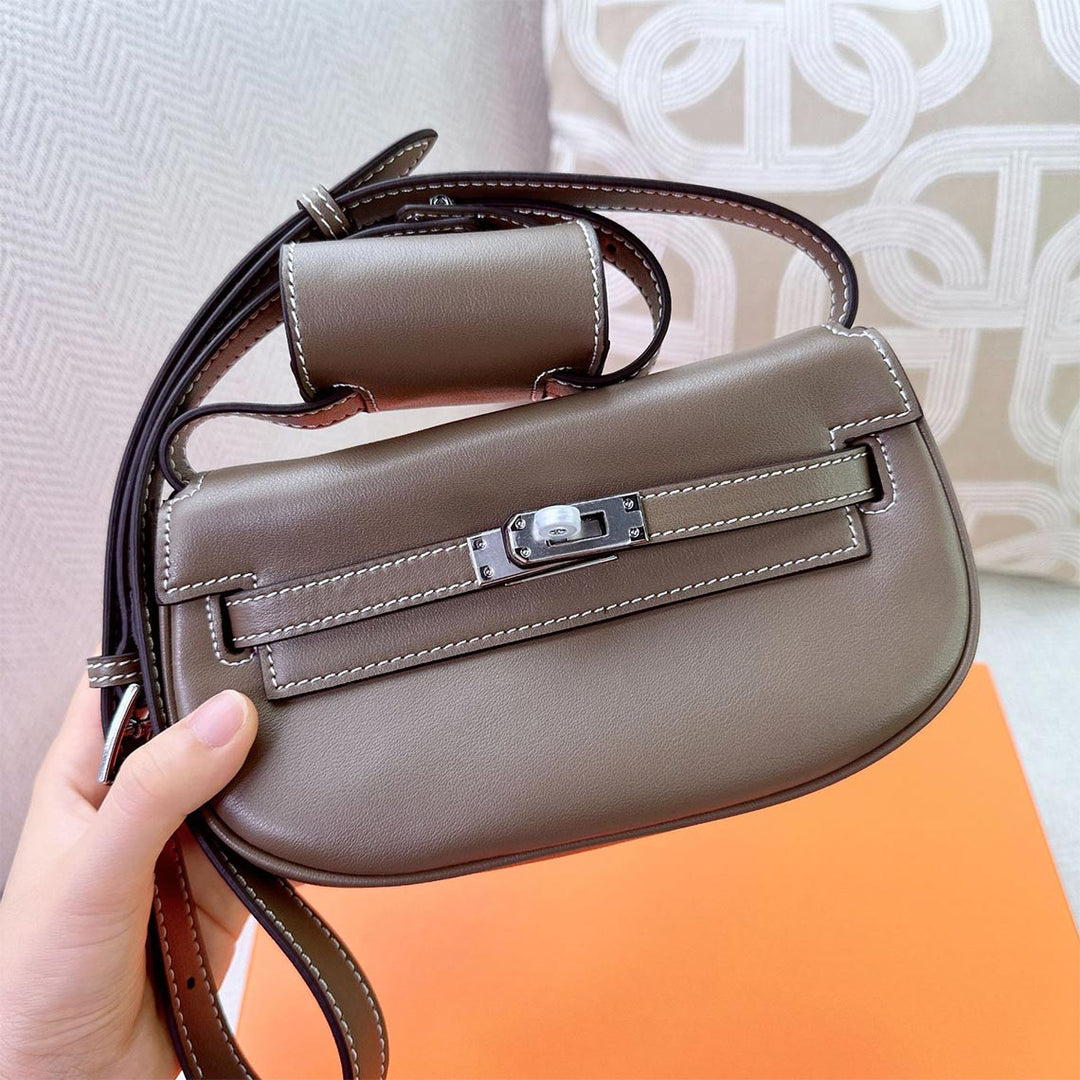 New Kelli Satteltasche aus Narbenleder mit Mini-Pouch am Riemen