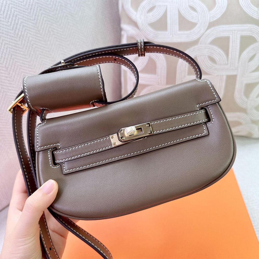 New Kelli Satteltasche aus Narbenleder mit Mini-Pouch am Riemen