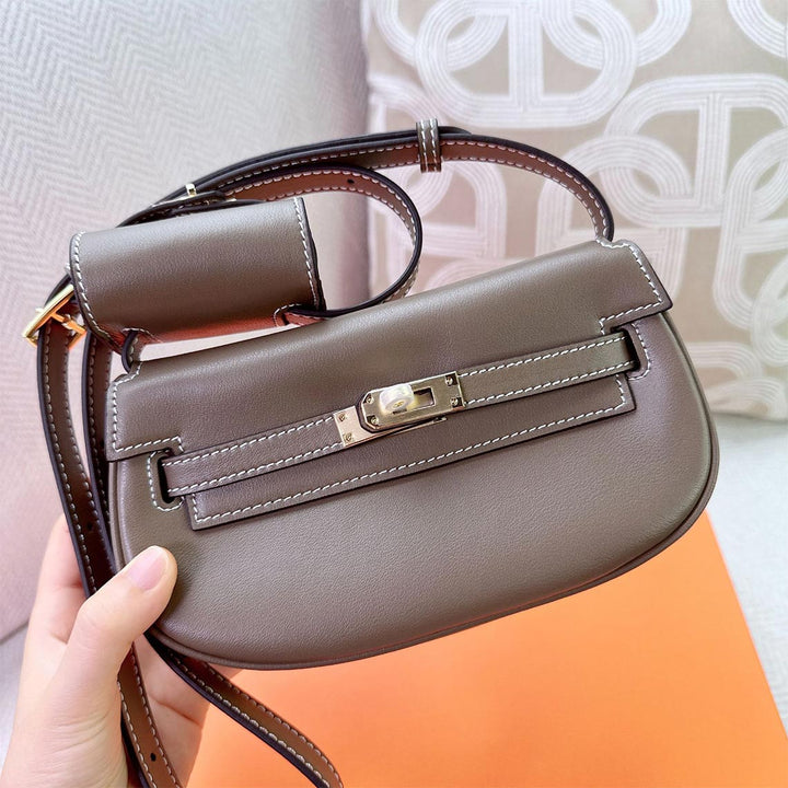 New Kelli Satteltasche aus Narbenleder mit Mini-Pouch am Riemen
