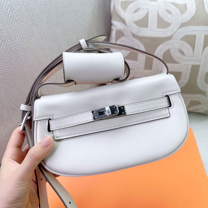 New Kelli Satteltasche aus Narbenleder mit Mini-Pouch am Riemen