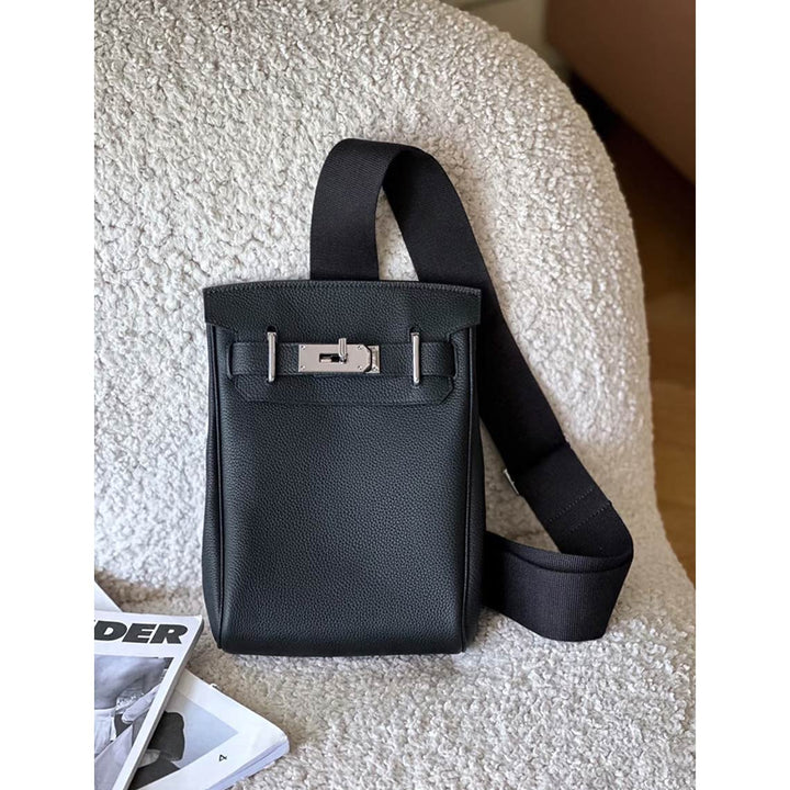 New Kelli Gürteltasche aus Narbenleder mit silbernem Drehverschluss