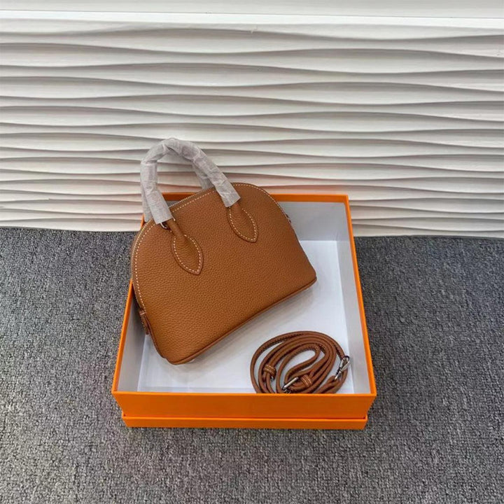 Mini Bowling-Handtasche aus Narbenleder mit silbernen Beschlägen