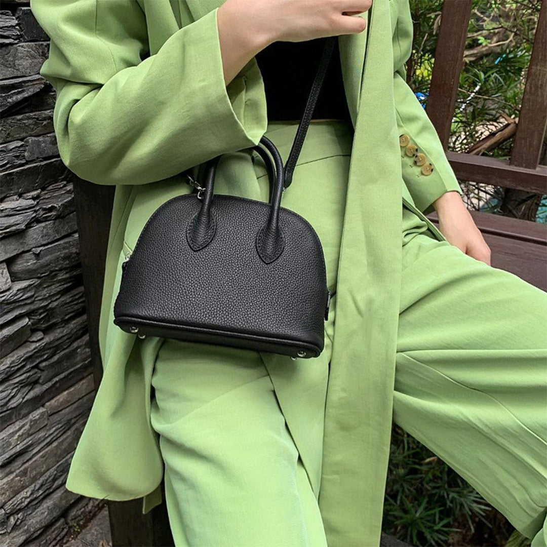 Mini Bowling-Handtasche aus Narbenleder mit silbernen Beschlägen
