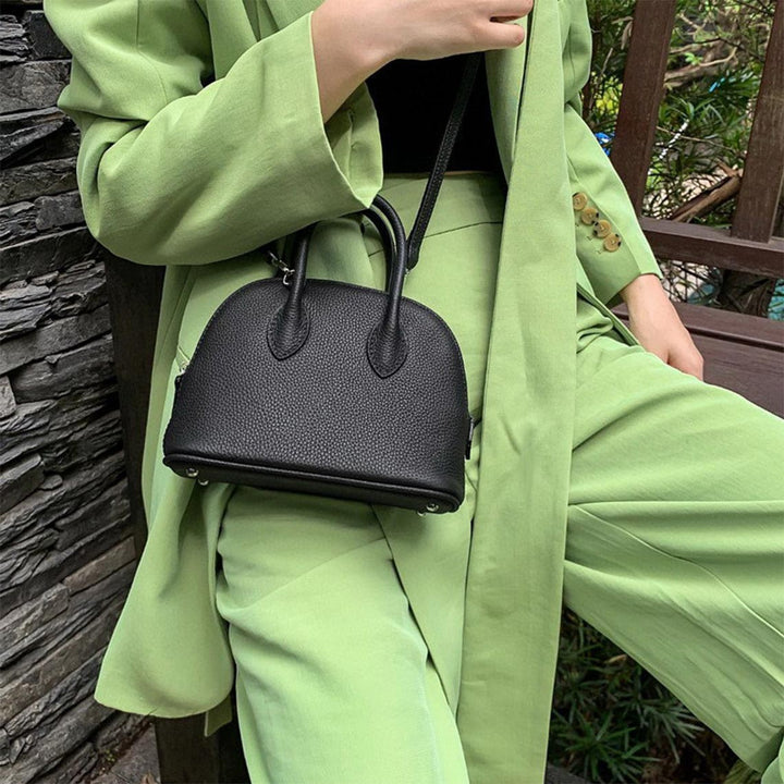 Mini Bowling-Handtasche aus Narbenleder mit silbernen Beschlägen
