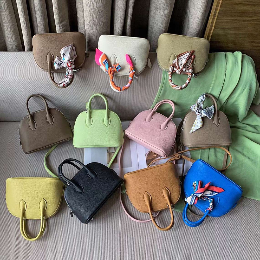 Mini Bowling-Handtasche aus Narbenleder mit silbernen Beschlägen