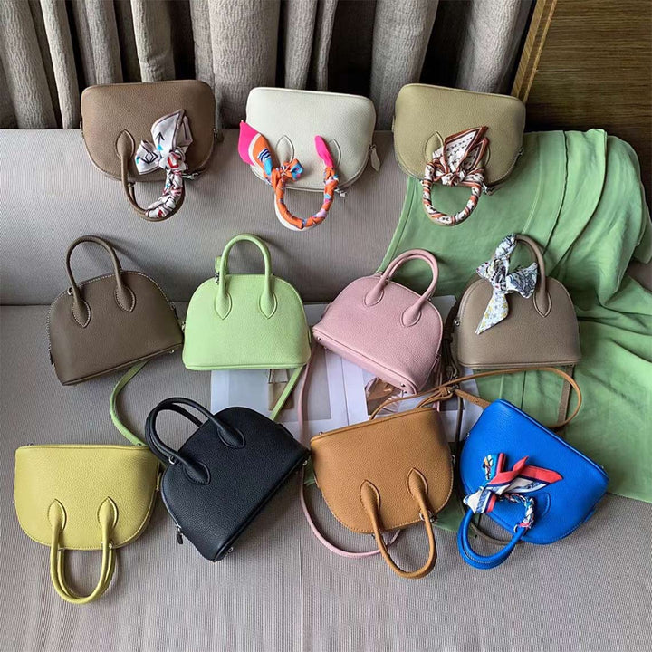 Mini Bowling-Handtasche aus Narbenleder mit silbernen Beschlägen
