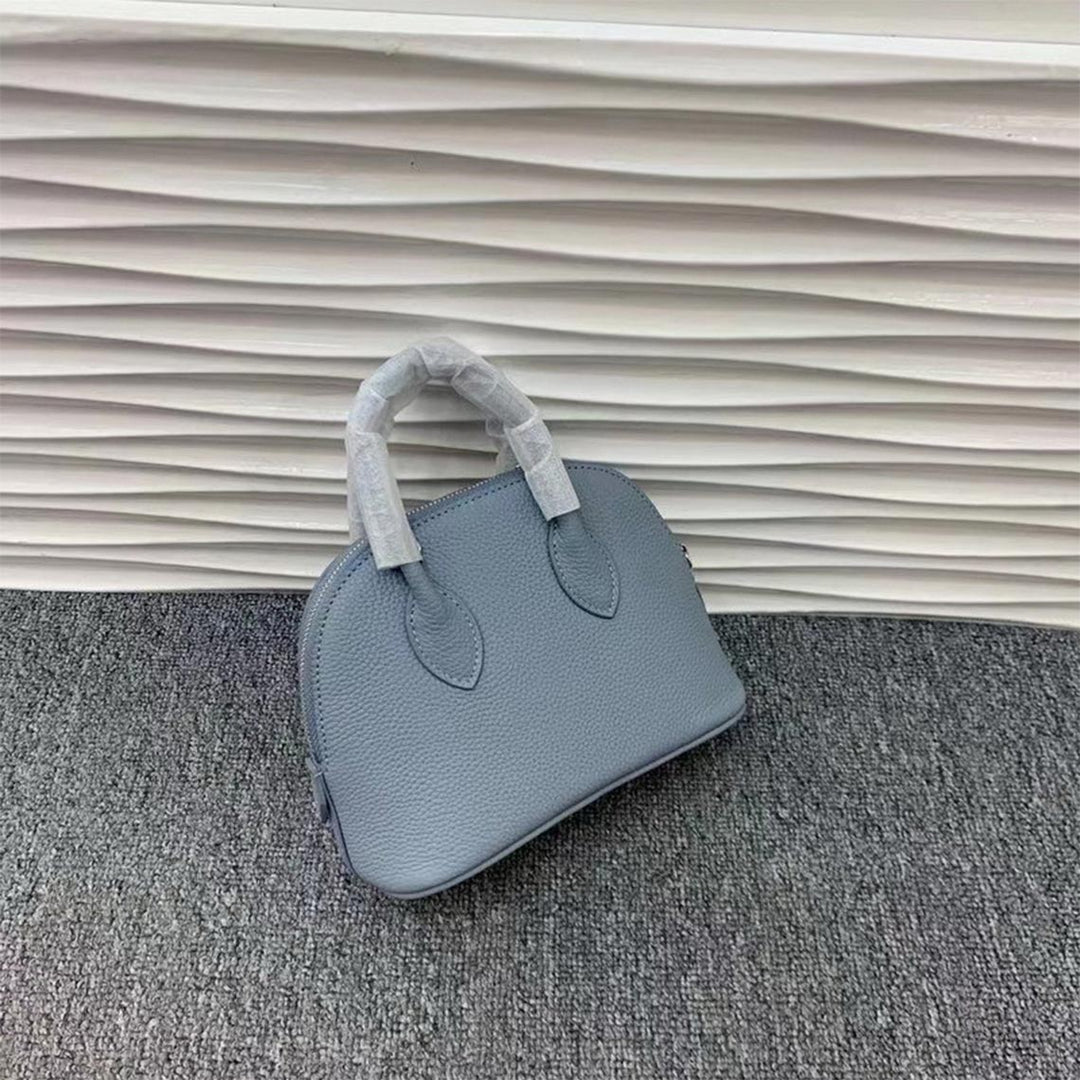 Mini Bowling-Handtasche aus Narbenleder mit silbernen Beschlägen