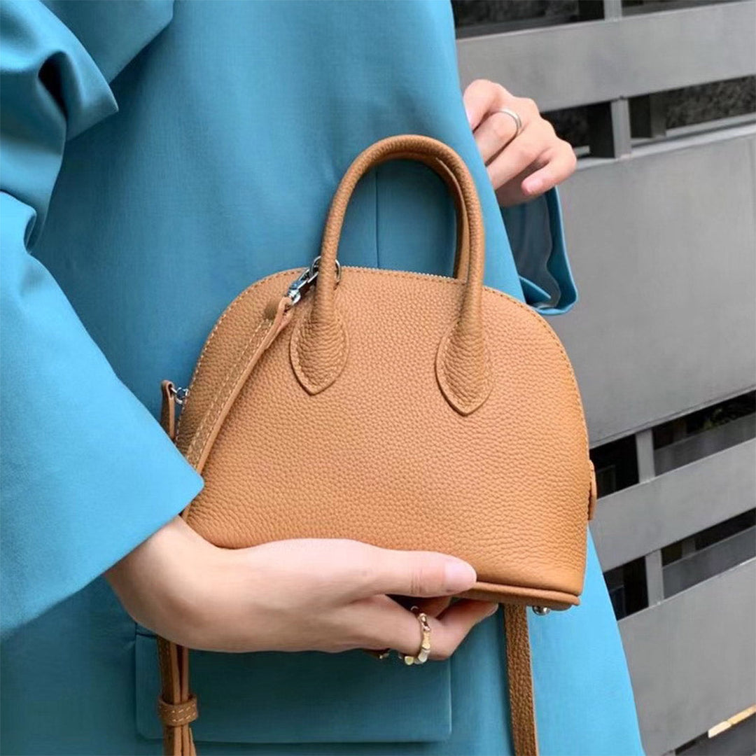 Mini Bowling-Handtasche aus Narbenleder mit silbernen Beschlägen