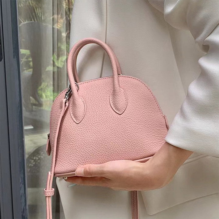 Mini Bowling-Handtasche aus Narbenleder mit silbernen Beschlägen