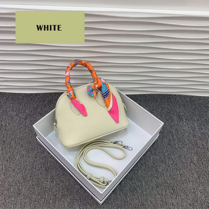 Mini Bowling-Handtasche aus Narbenleder mit silbernen Beschlägen