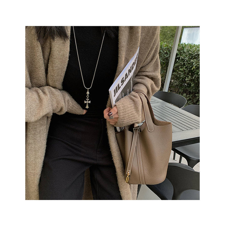 Picotin Lock-Handtasche aus genarbtem Narbenleder mit goldfarbenen Beschlägen