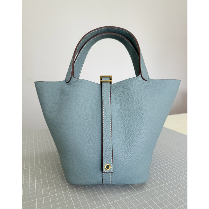 Picotin Lock-Handtasche aus genarbtem Narbenleder mit goldfarbenen Beschlägen