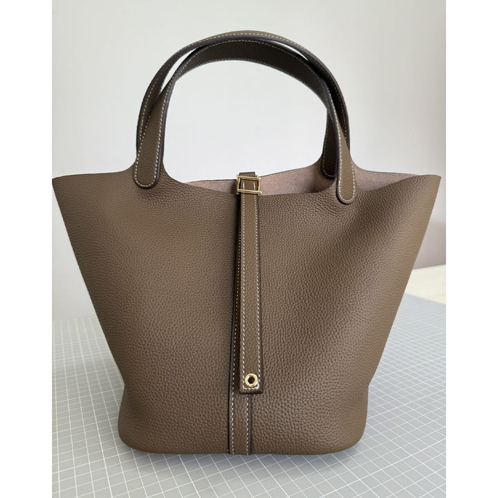 Picotin Lock-Handtasche aus genarbtem Narbenleder mit goldfarbenen Beschlägen