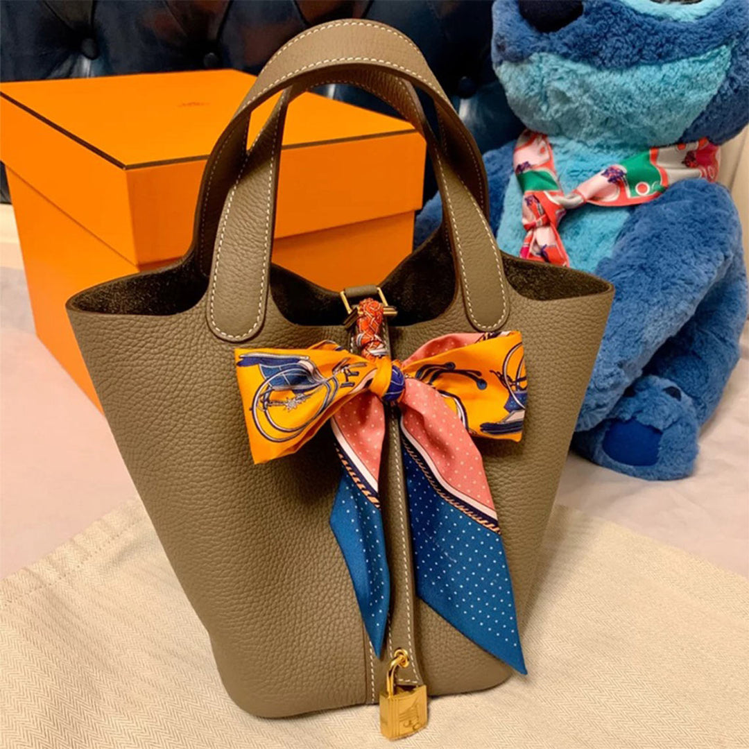 Picotin Lock-Handtasche aus genarbtem Narbenleder mit goldfarbenen Beschlägen