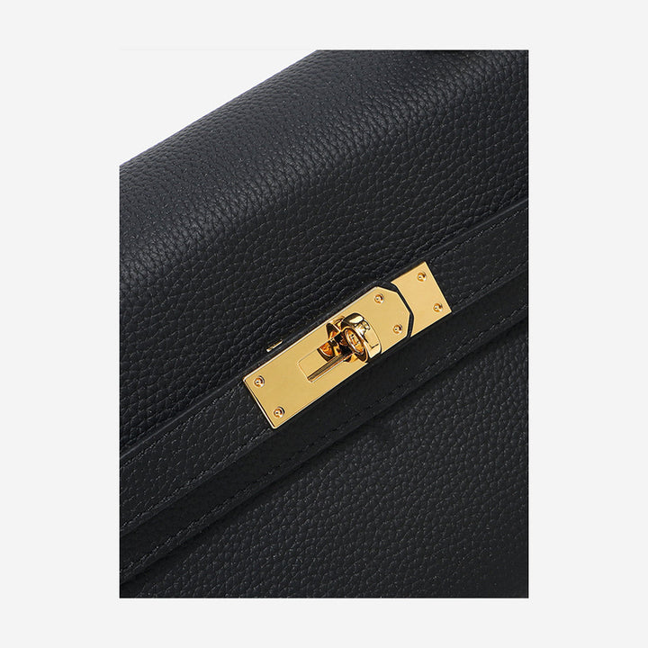 Kelli Schultertasche aus Narbenleder mit goldenen Beschlägen
