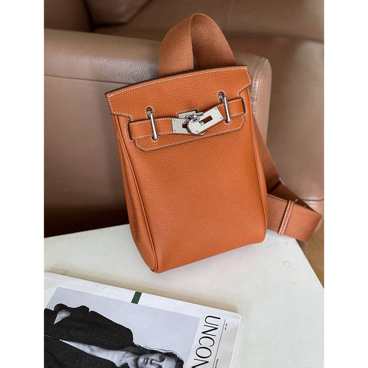 New Kelli Gürteltasche aus Narbenleder mit silbernem Drehverschluss
