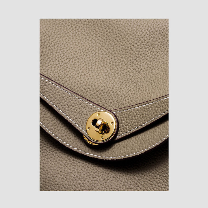 Lindi Tasche aus Narbenleder mit Henkeln und goldenen Beschlägen