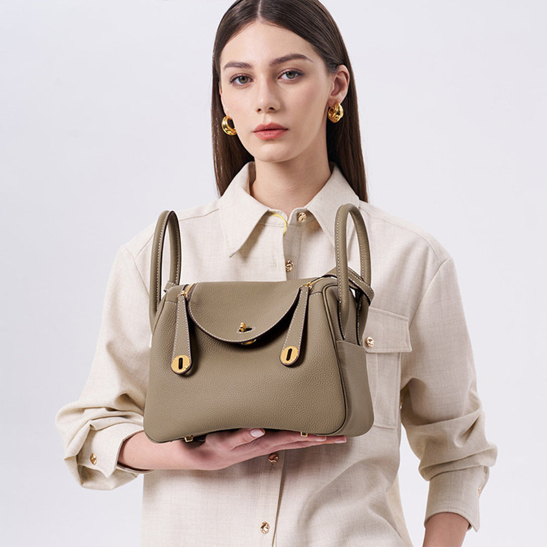 Lindi Tasche aus Narbenleder mit Henkeln und goldenen Beschlägen