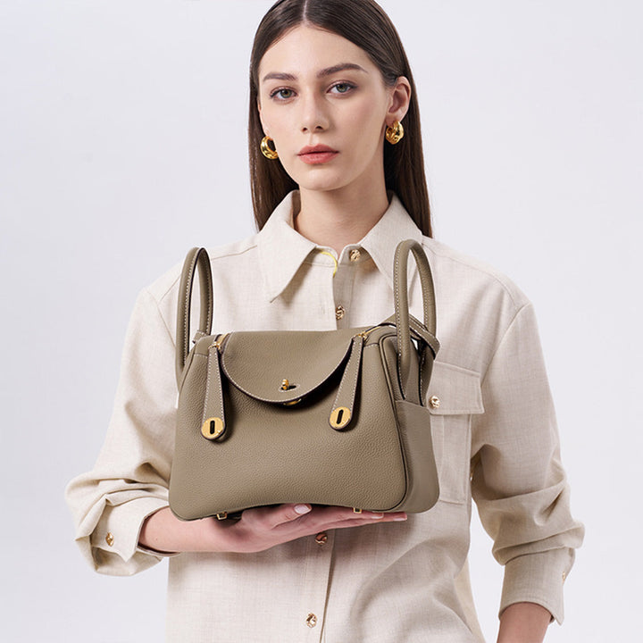 Lindi Tasche aus Narbenleder mit Henkeln und goldenen Beschlägen