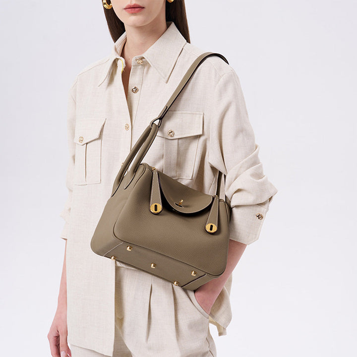 Lindi Tasche aus Narbenleder mit Henkeln und goldenen Beschlägen