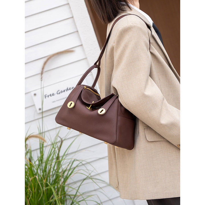 Lindi Tasche aus Narbenleder mit Henkeln und goldenen Beschlägen