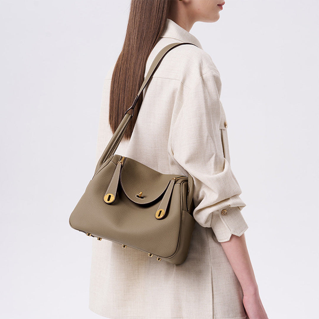 Lindi Tasche aus Narbenleder mit Henkeln und goldenen Beschlägen